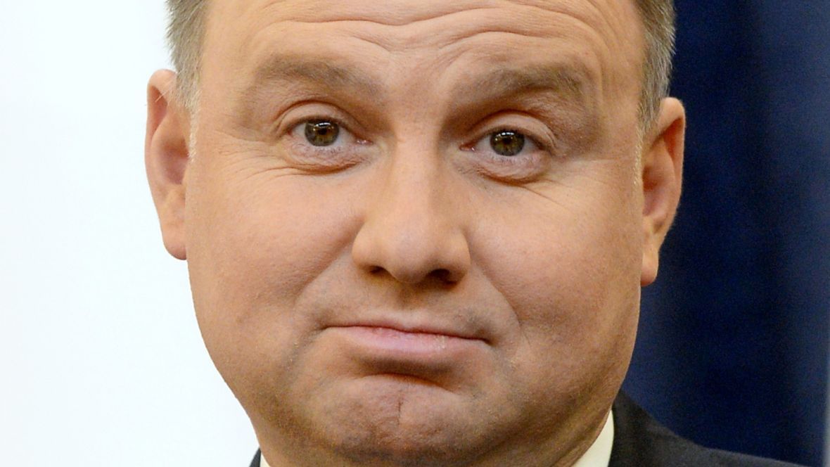 Prezydent Andrzej Duda zdaje się zgłębić tajniki stand-upu, np. opowiada o swoich indywidualnych przeżyciach i przemyśleniach 