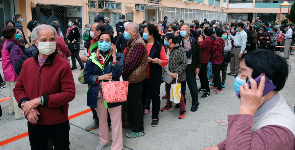 Starsi ludzie w kolejce po maseczki. Hongkong, 7 lutego 2020 roku 