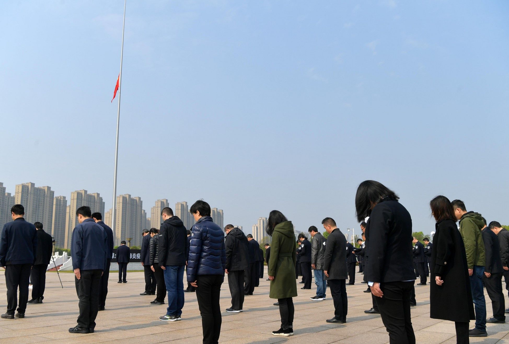 Koronawirus. Chiny zamarły w sobotę rano na 3 minuty, aby oddać hołd ofiarom pandemii. 
