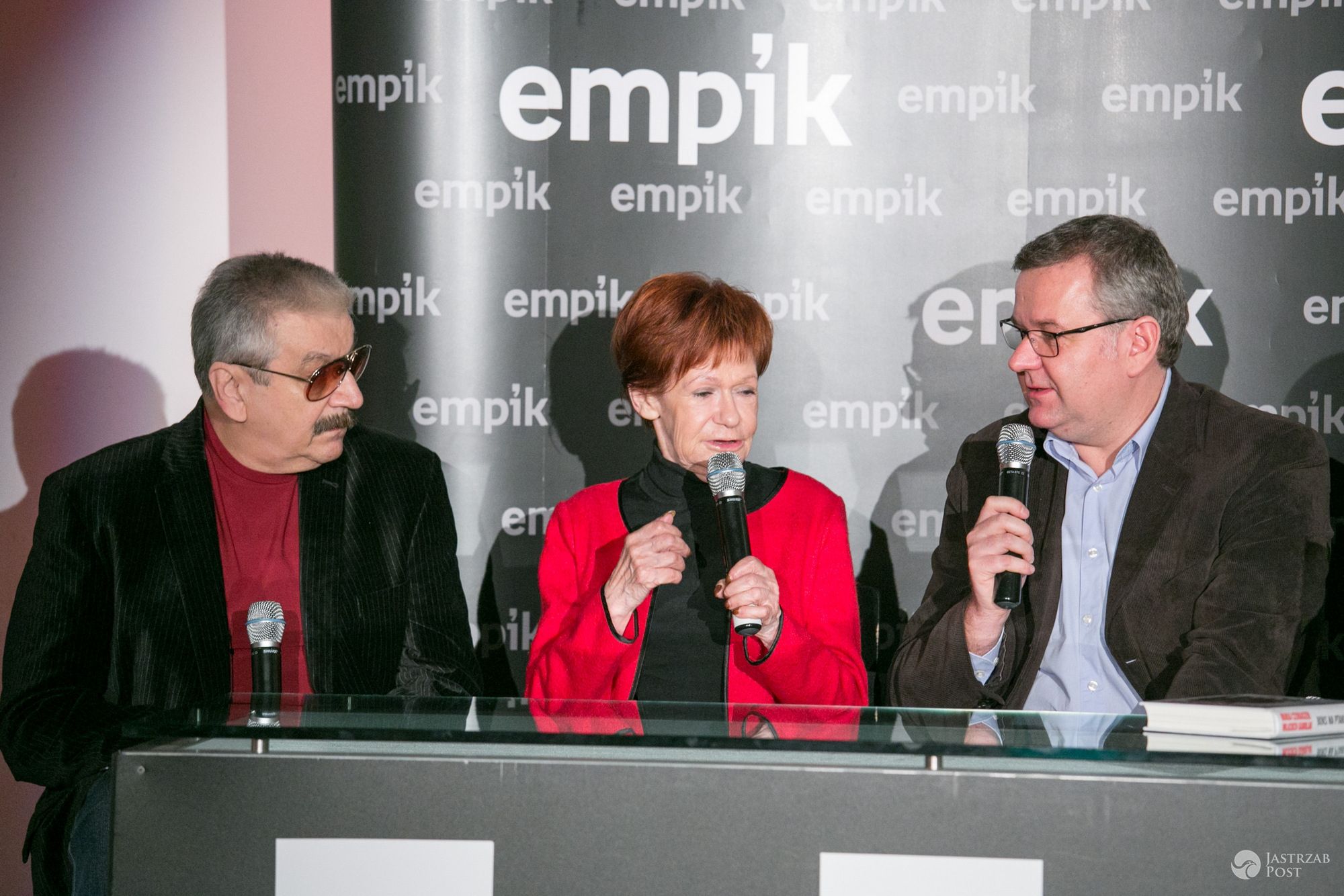 Maria Czubaszek: "No nie, ale ja mogłam mieć wtedy 14 czy 15 lat, a on ze 20. I jakoś specjalnie się tym seksem nie zachwyciłam. W każdym razie nie odczułam takiej euforii, jak wtedy, gdy mając 16 lat pierwszy raz zapaliłam papierosa. Od razu wiedziałam, że to jest to, i dla tego warto żyć. Było wspaniale. "
