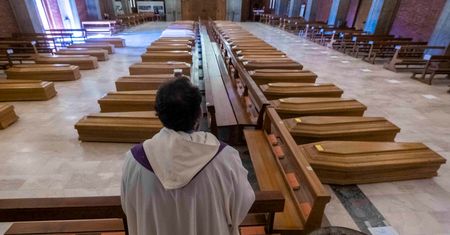 Koronawirus we Włoszech. Kapłan pobłogosławił trumny z ciałami