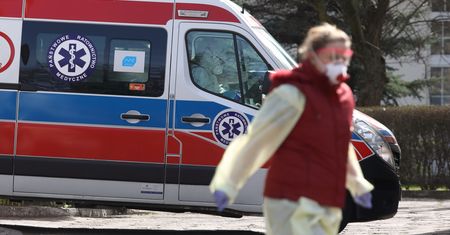 Koronawirus w Polsce. Pracowników szpitala dotknęło wykluczenie. Powód: "mogą mieć kontakt z chorymi"