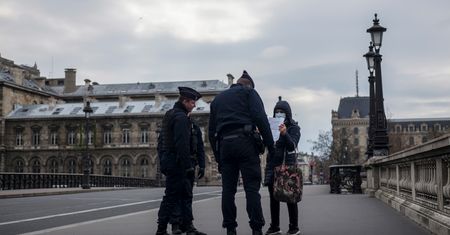 Koronawirus w Polsce. Rząd zaostrza kwarantannę. "Kontrole jak w stanie wojennym"
