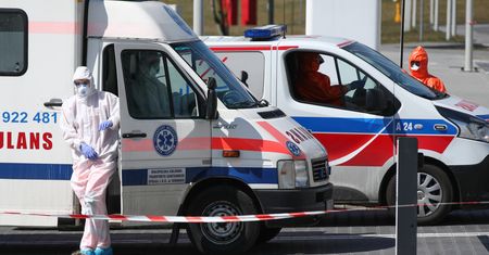 Wielkanoc bez ryzyka? Personel medyczny też ma samotne święta. Na froncie i w swoich domach
