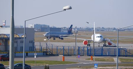 Koronawirus w Polsce. Samolot ze sprzętem ochronnym z Chin wylądował w Warszawie