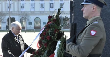 Warszawa. Chciał rozwiesić transparent podczas składania kwiatów