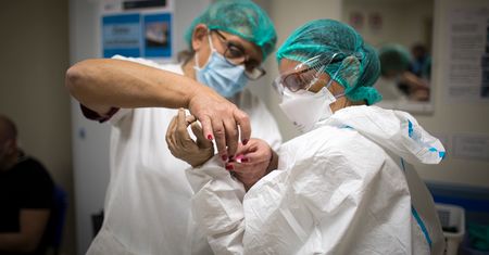 Koronawirus w Wielkiej Brytanii. Zarażona kobieta zmarła podczas porodu. Pracownicy we łzach