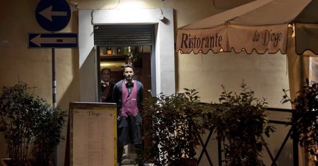 Koronawirus z Chin. Włoski wirusolog: trzeba zamknąć wszystkie restauracje i kluby