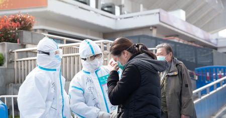 Koronawirus w Chinach. Narodowa komisja zdrowia ChRL: "Moment szczytowy epidemii minął"