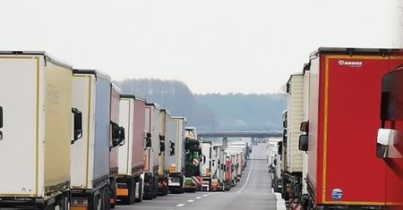 Koronawirus w Polsce. Kierowcy ciężarówek nieco odetchnęli, nie muszą wypełniać deklaracji
