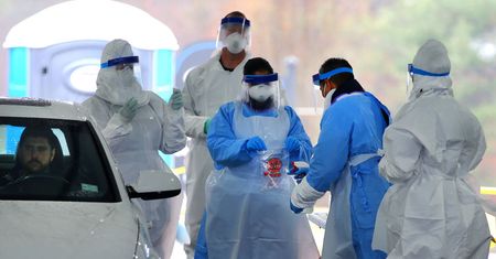 Koronawirus. Wielka Brytania prosi o pomoc emerytowanych lekarzy