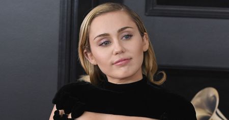 Miley Cyrus odpoczywa na wakacjach. Pozuje na leżaku
