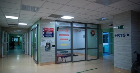 Koronawirus w Polsce. Położna zwolniona za wpis na Facebooku. "Mamy pandemię"