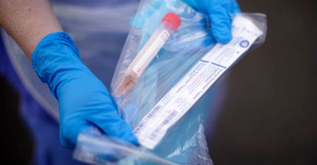 Koronawirus.  Zaskakujące wyniki badań. "Mógł krążyć wokół nas od wielu lat"