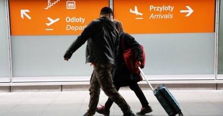 Koronawirus i #LOTdoDomu. Tłumy na lotniskach. Okęcie wprowadziło zmiany
