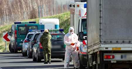 Koronawirus w Polsce. Zamknięte granice, restauracje tylko z dowozem