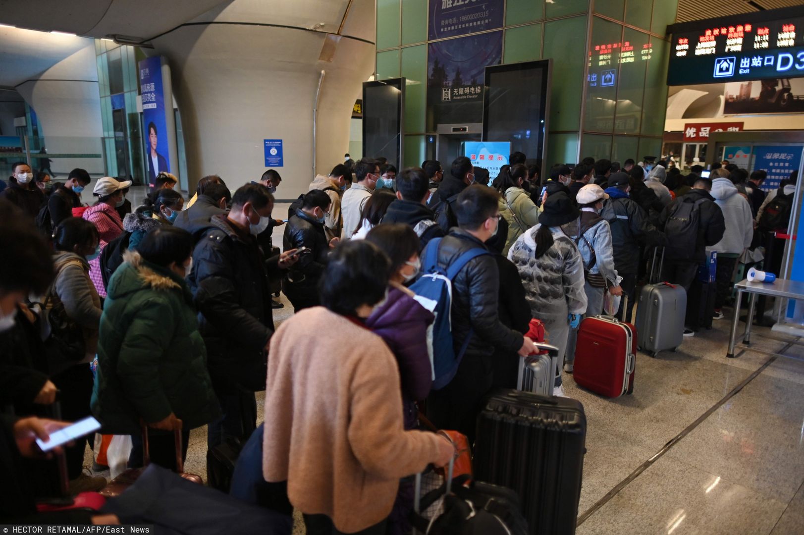 W sobotę na dworzec kolejowy w Wuhan przybyły tłumy pasażerów