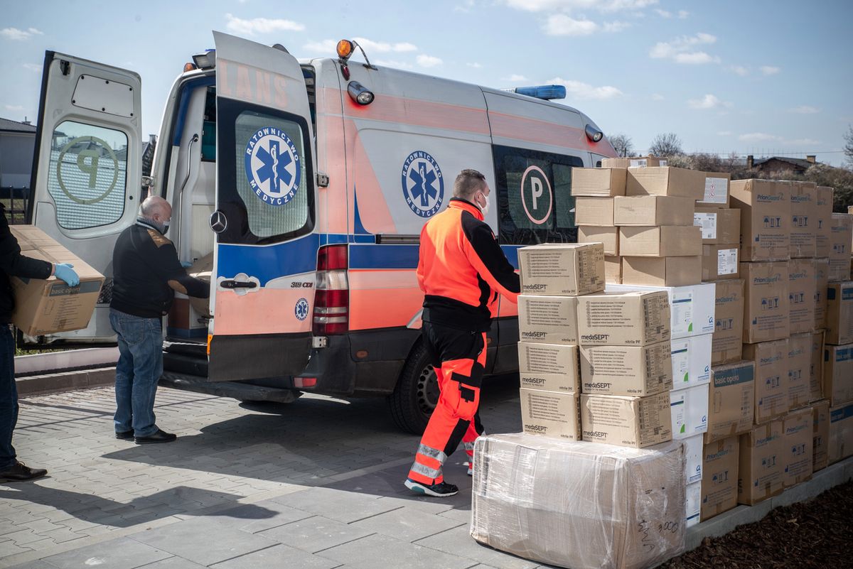 Koronawirus. Warszawa przekazuje szpitalom setki tysięcy środków ochronnych