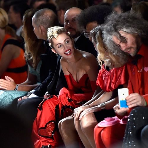 Miley Cyrus udaje reporterkę! WIDEO