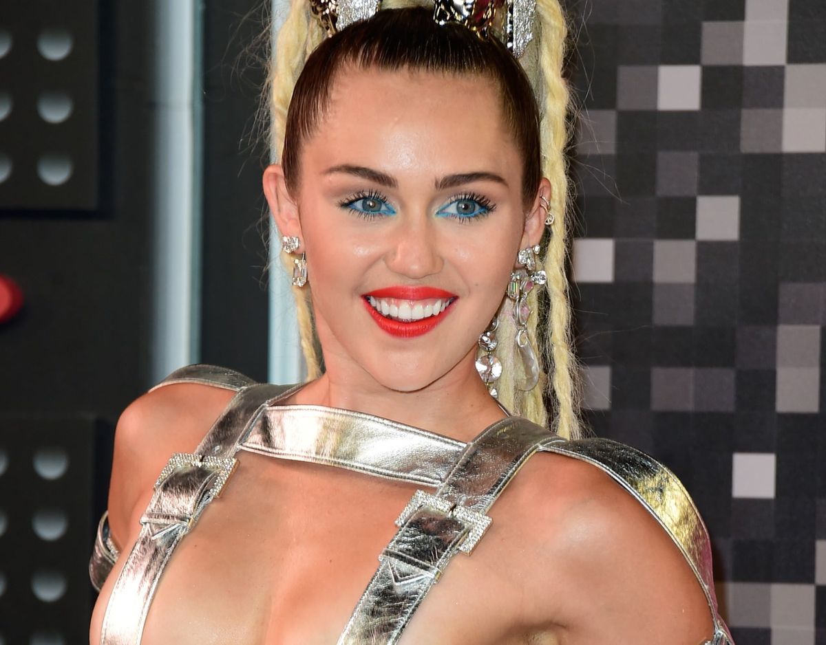Miley Cyrus przedstawia "Lighter"! WIDEO