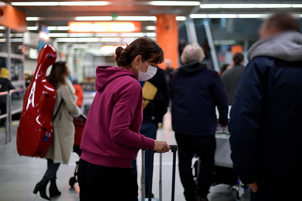 Koronawirus w Polsce. Pasażerowie alarmują: nie ma kontroli na lotniskach. "Monitorujemy podróżujących z trzech krajów"