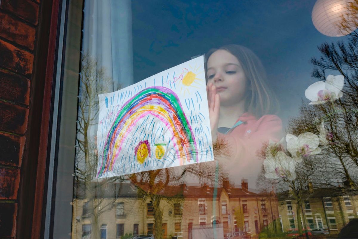 Dzieci na całym świecie rysują tęcze i wieszają obrazki na oknach swoich domów. W ten sposób chcą poprawić nastrój innym.