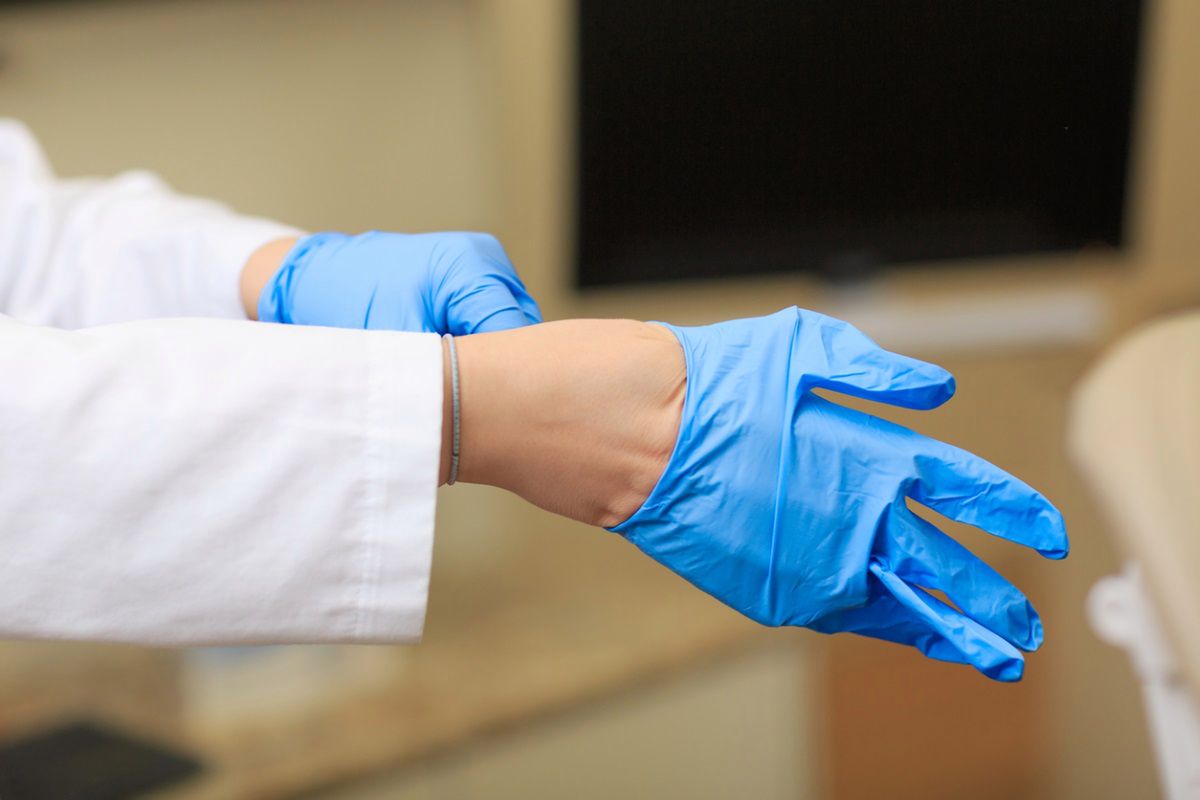 Koronawirus: specjaliści sceptyczni wobec noszenia lateksowych rękawiczek