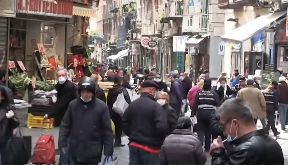 Mieszkańcy Neapolu tłumcie wyszli na ulice, mimo zakazu władz w sprawie rozprzestrzeniającego się koronawirusa.