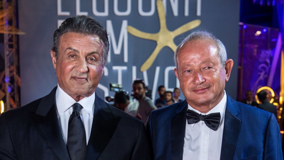 Koronawirus. Naguib Sawiris (z prawej) i słynny aktor Sylvester Stallone podczas festiwalu filmowego w miejscowości Al-Dżuna we wrześniu 2018 roku.