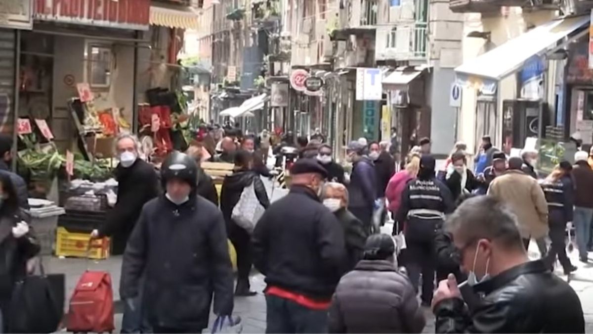 Mieszkańcy Neapolu tłumcie wyszli na ulice, mimo zakazu władz w sprawie rozprzestrzeniającego się koronawirusa.