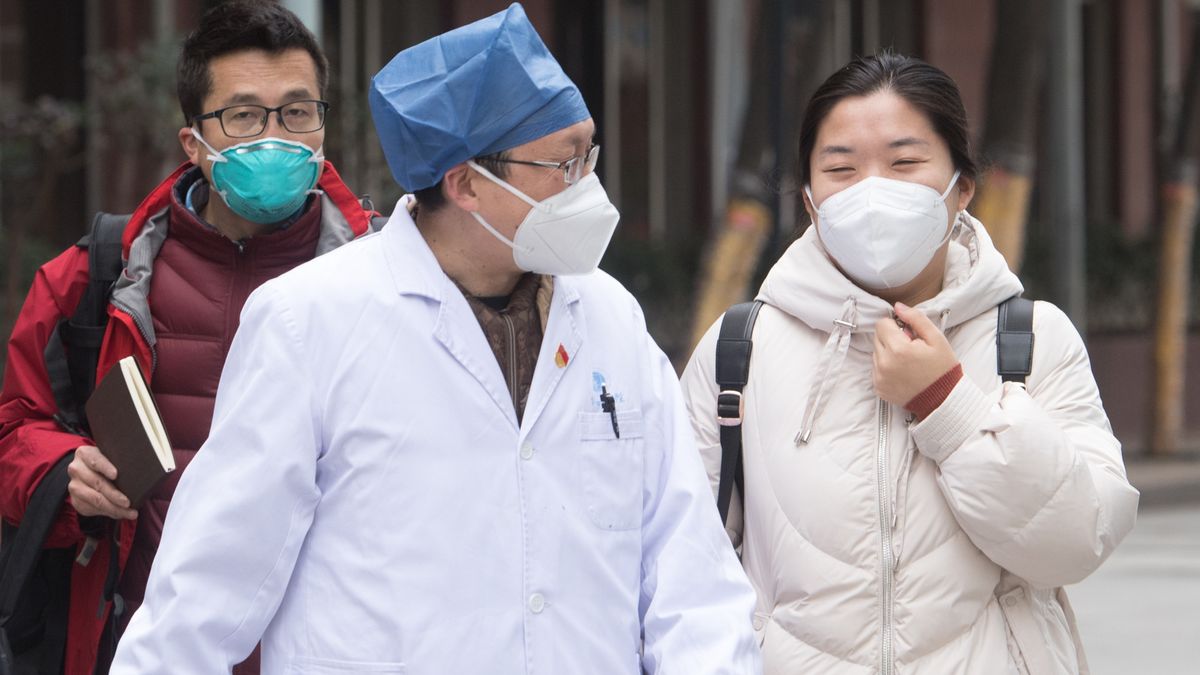 Chińczycy masowo wykupują maseczki antywirusowe.