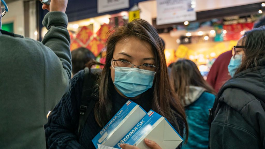 Koronawirus. Coraz więcej osób zastanawia się, jak prawidłowo nosić maseczkę