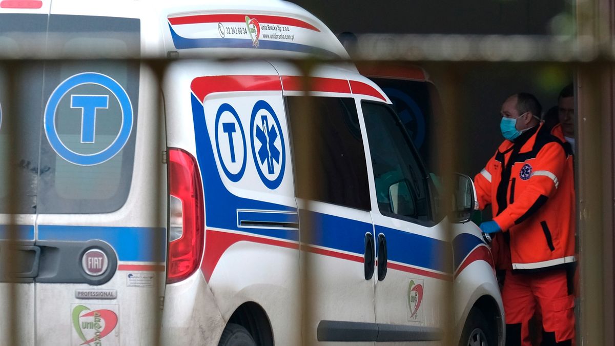 Rośnie liczba osób zakażonych koronawirusem. Kolejna ofiara śmiertelna