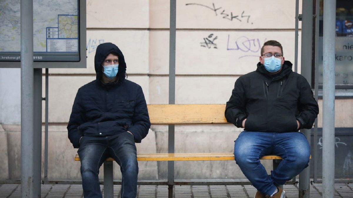 Lekarze wystosowali pismo do premiera Mateusza Morawieckiego o powszechny nakaz noszenia maseczek ochronnych.