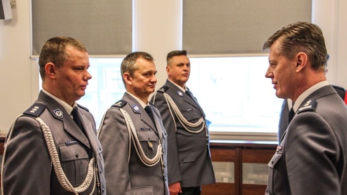 Wręczenie rozkazów policjantom przez pełniącego obowiązki Komendanta Wojewódzkiego Policji we Wrocławiu insp. Dariusza Wesołowskiego.