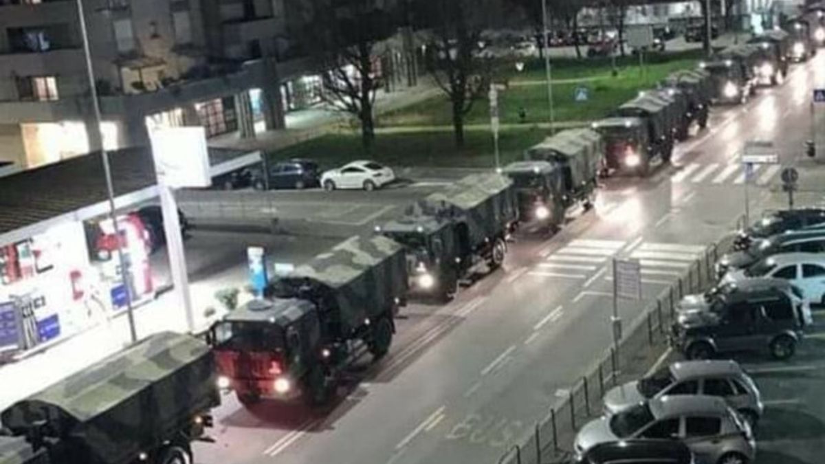 Ciężarówki wojskowe wiozące ciała zmarłych z powodu koronawirusa, przejeżdżające przez Bergamo.