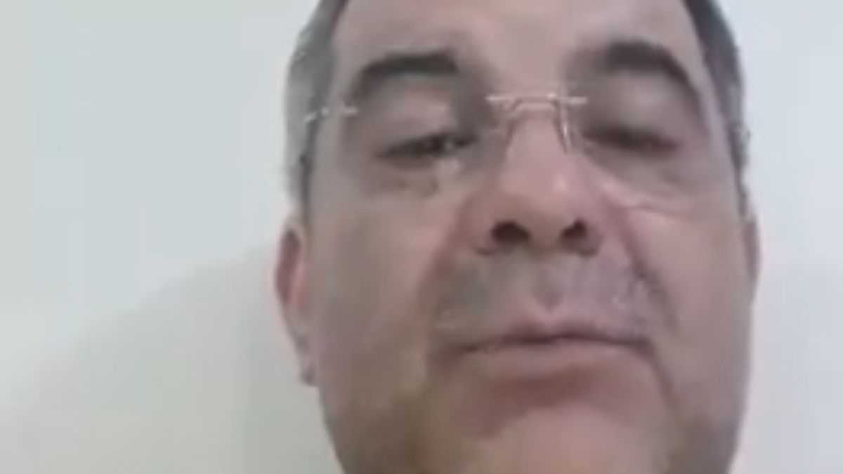 Fragment filmu, w którym Iraj Harirchi mówił o swoim zarażeniu wirusem.