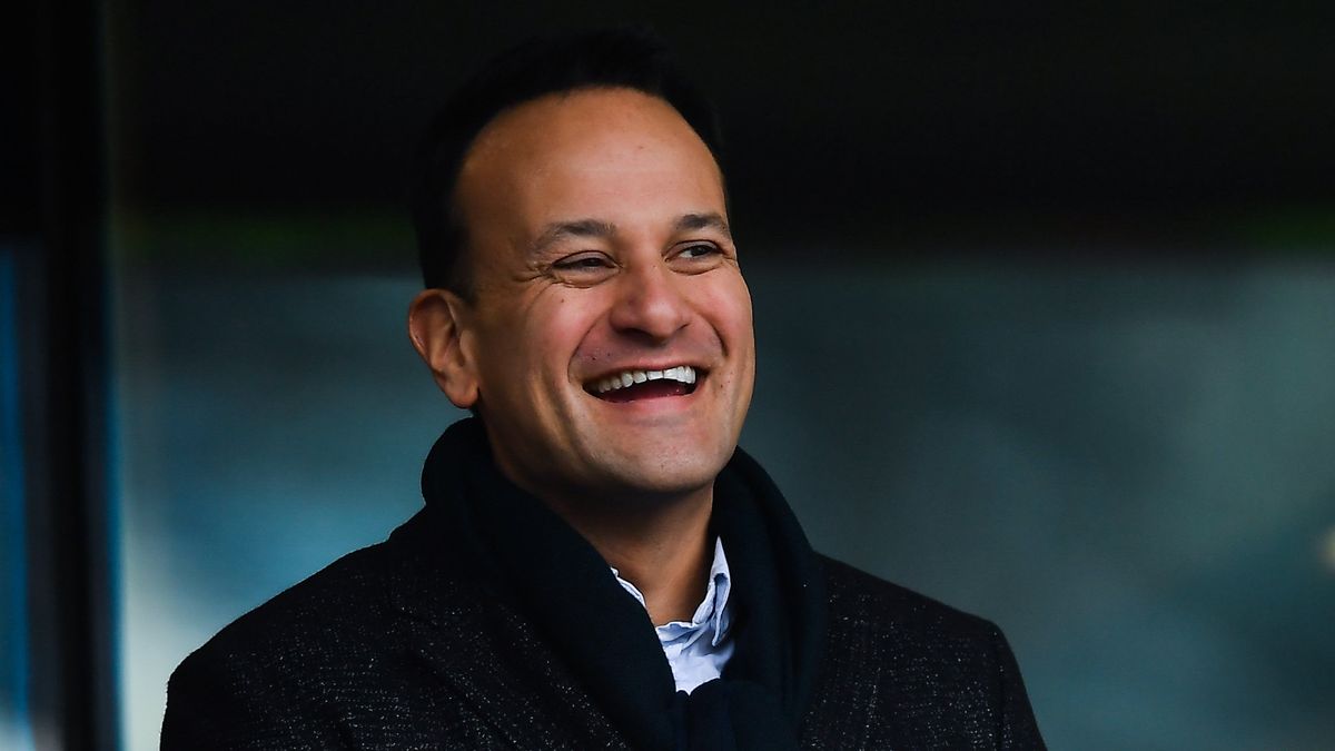 Premier Irlandii czynnie zaangażuje się w walkę z koronawirusem.