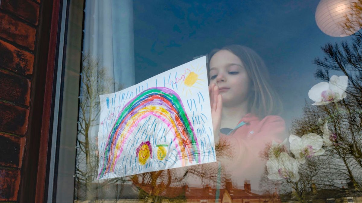 Dzieci na całym świecie rysują tęcze i wieszają obrazki na oknach swoich domów. W ten sposób chcą poprawić nastrój innym.