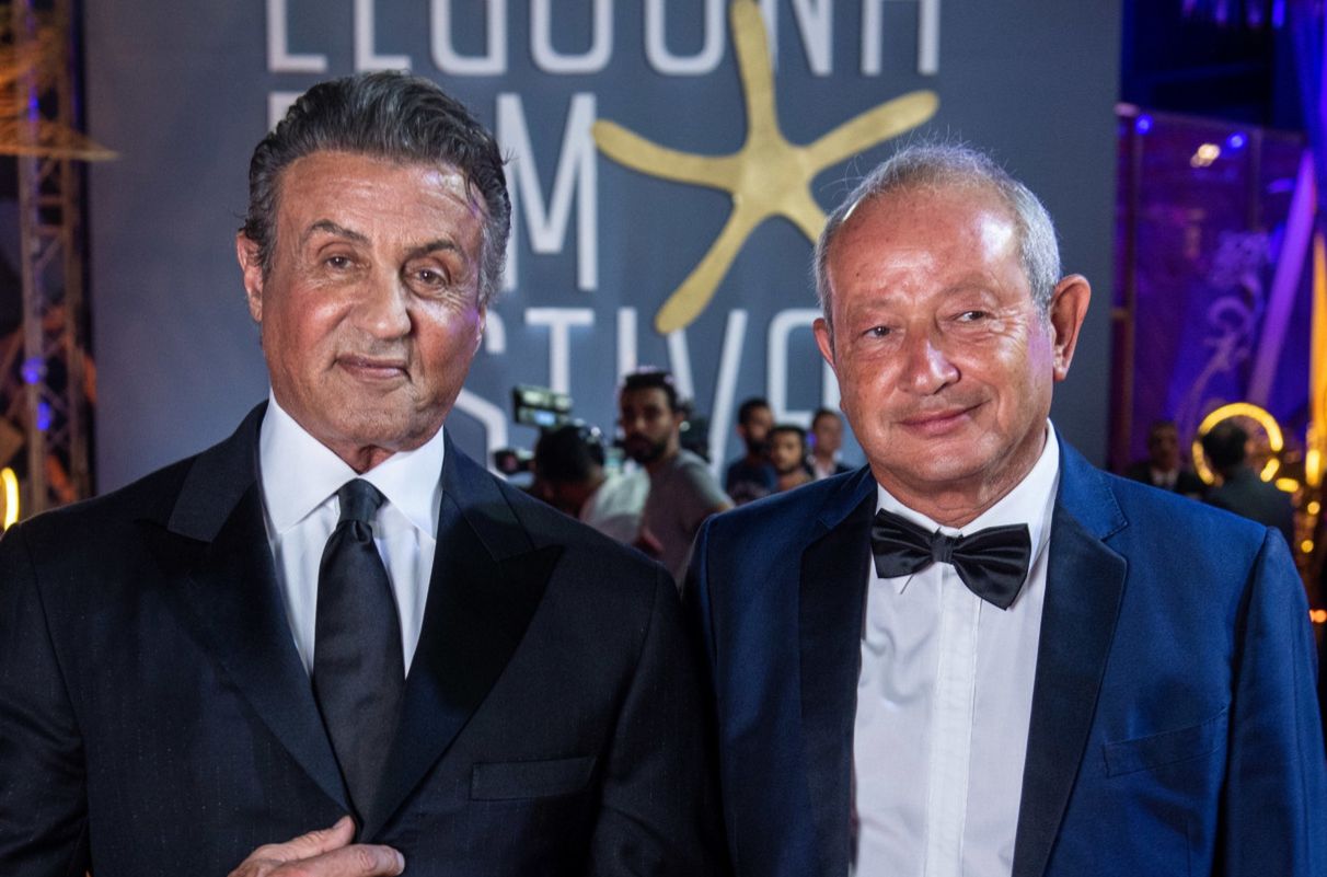 Koronawirus. Naguib Sawiris (z prawej) i słynny aktor Sylvester Stallone podczas festiwalu filmowego w miejscowości Al-Dżuna we wrześniu 2018 roku.