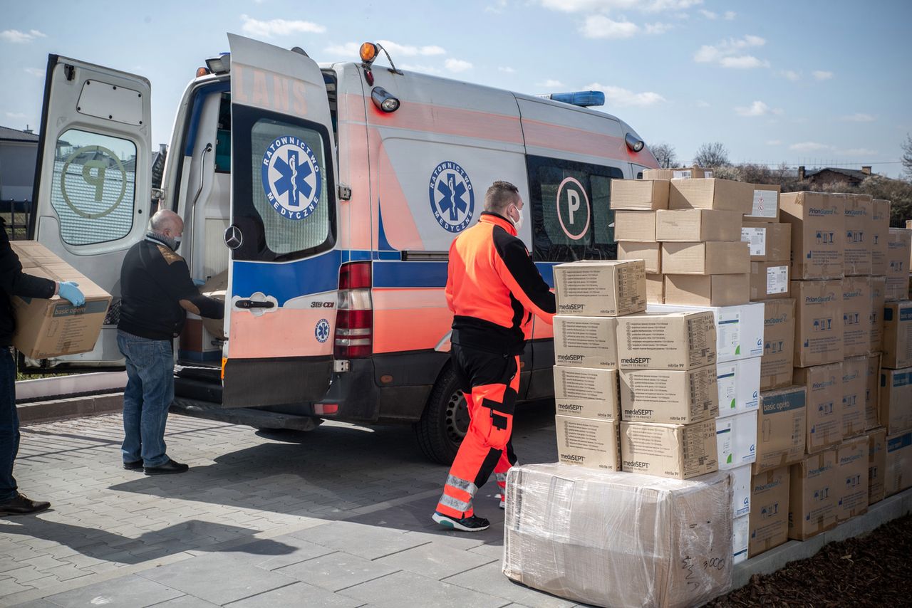 Koronawirus. Warszawa przekazuje szpitalom setki tysięcy środków ochronnych