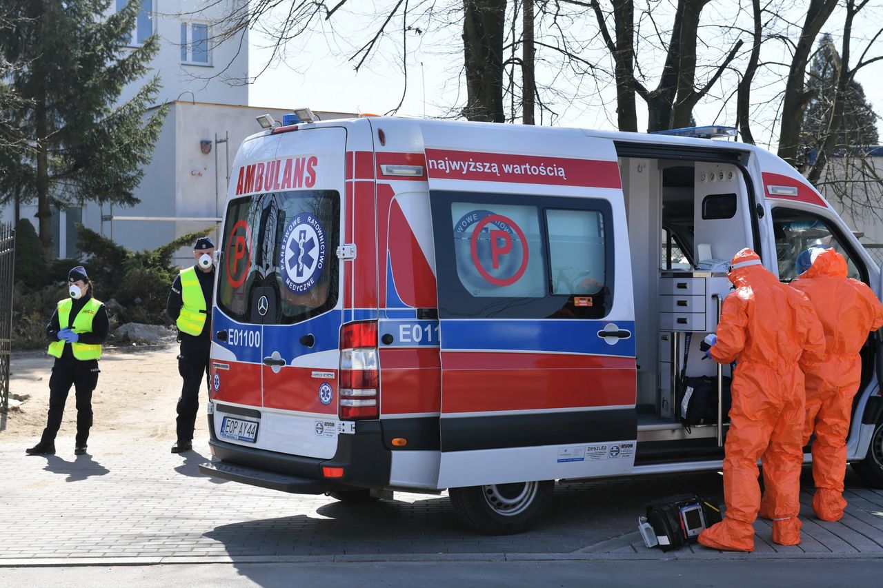 Koronawirus atakuje domy pomocy społecznej. Starostwa przygotowują się. "To trudne, gdy wróg jest niewidzialny"