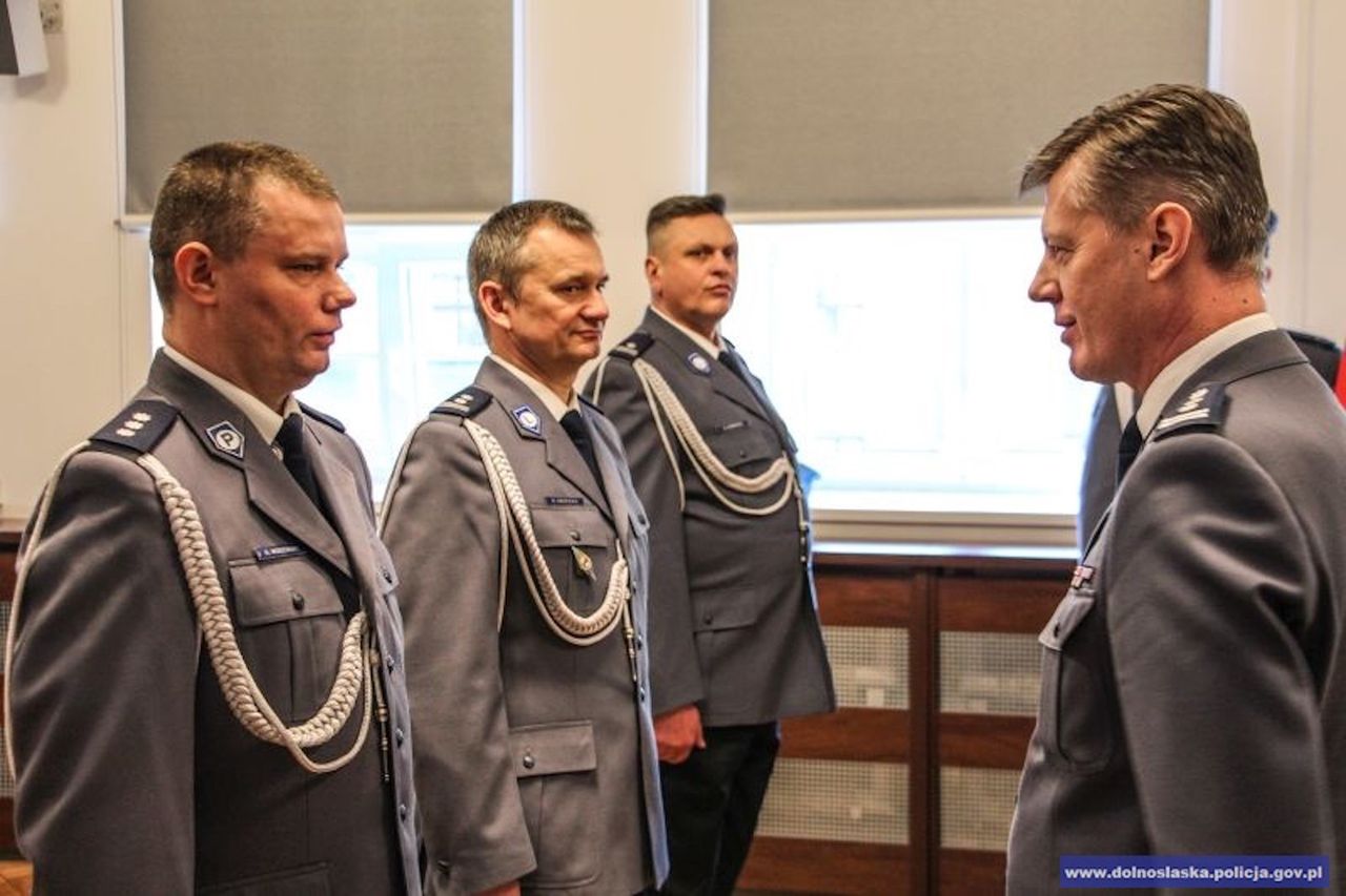 Koronawirus szaleje - policja organizuje uroczystość. Policjanci karzą, ale sami nowe prawo lekceważą