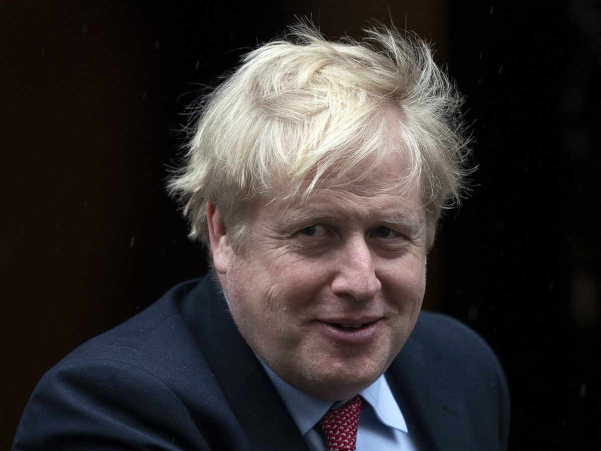 Koronawirus. Wielka Brytania. Boris Johnson szybko wraca do zdrowia. Ogląda "Władcę Pierścieni" i rozwiązuje sudoku