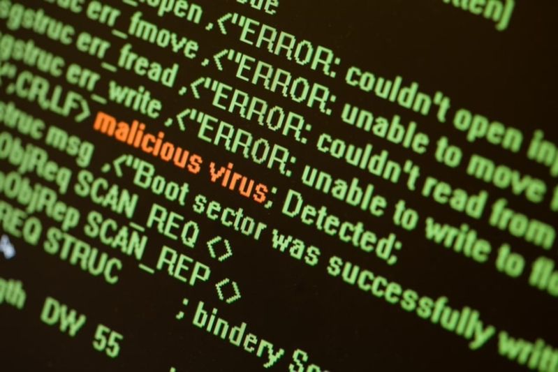 Znajomi ostrzegają przed wirusem, który niszczy komputer. Trzeba uważać, ale z innego powodu