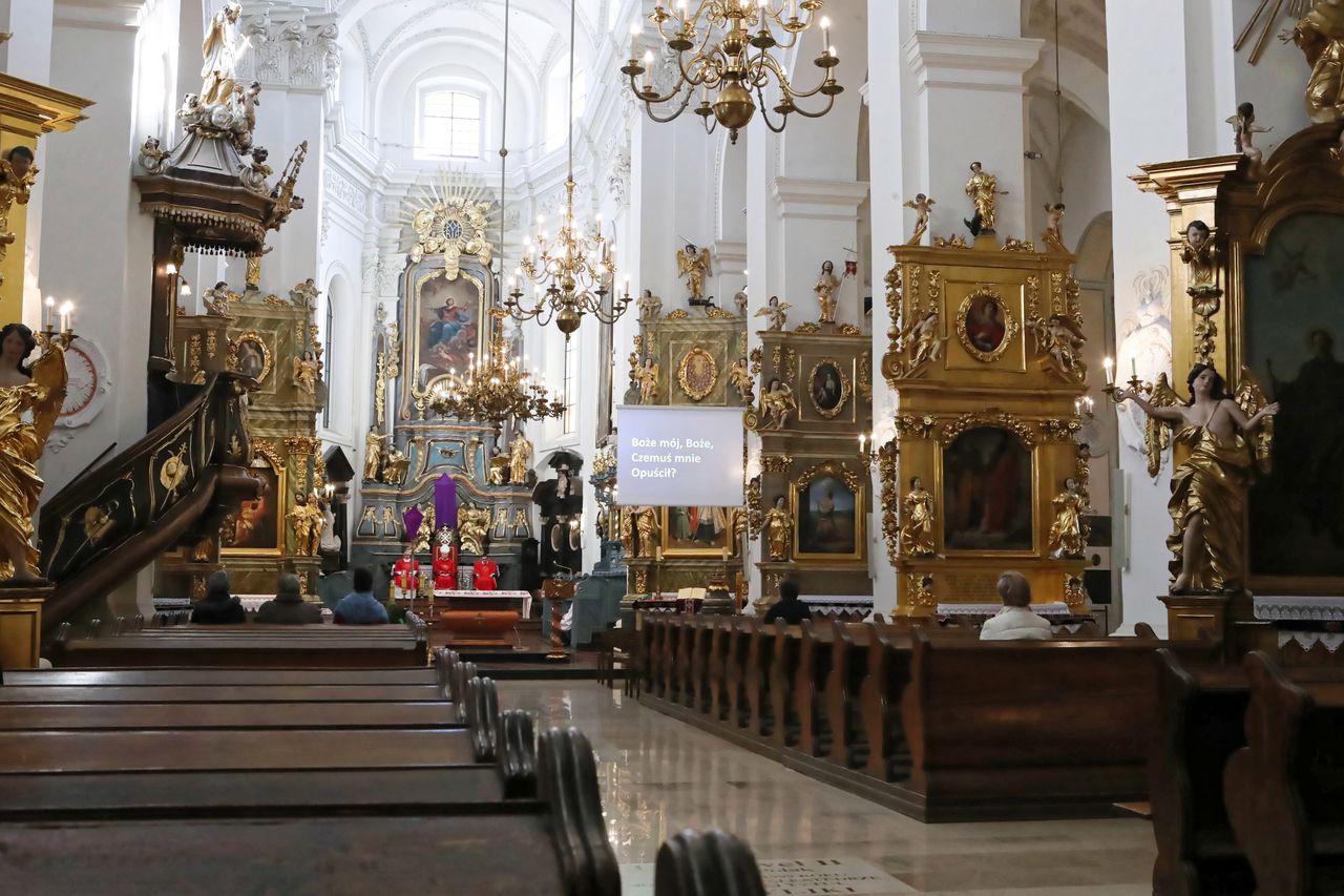 Koronawirus w Polsce. Ksiądz zorganizował mszę dla 60 osób. Zapłaci 10 tys. kary