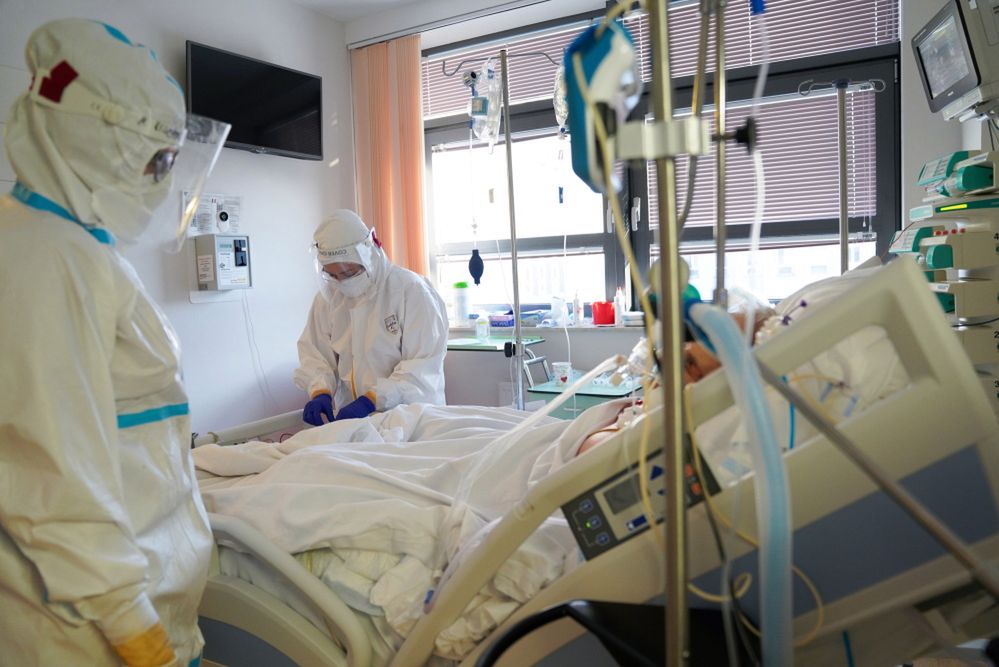 <p>Warszawa, 18.02.2021. Koronawirus w Polsce. Oddzia³ intensywnej terapii dla pacjentów z koronawirusem w jednoimiennym szpitalu zakanym CSK MSWiA w Warszawie 18 bm. (aldg) PAP/Leszek Szymañski</p>