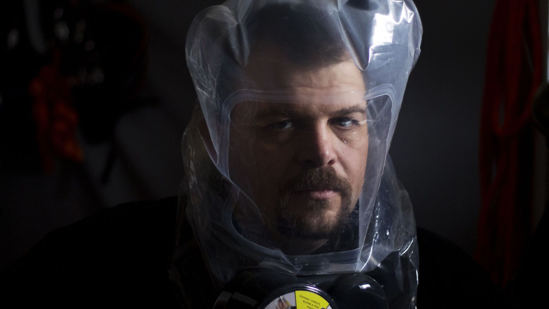 Preppers w masce oczyszczającej powietrze