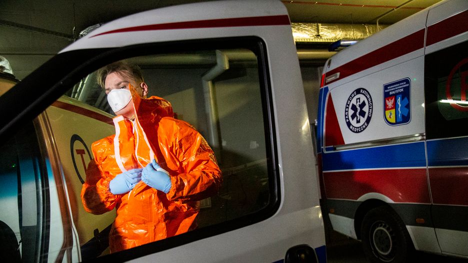 Koronawirus w Polsce i na świecie. Kraje wprowadzają kolejne restrykcje