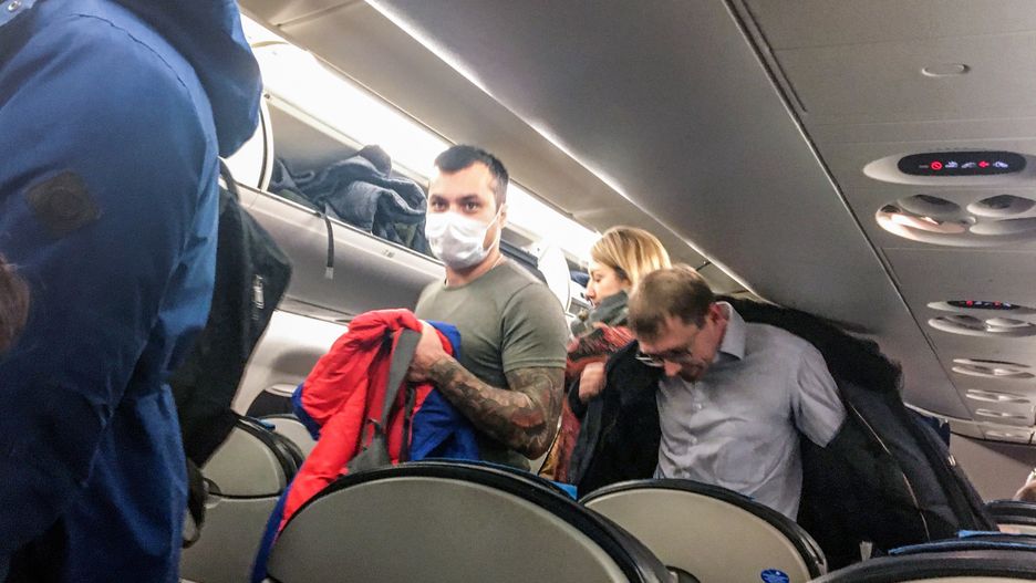 Załoga LOT wraca z Chin do Polski. Na zdjęciu pasażerowie na pokładzie samolotu Embraer